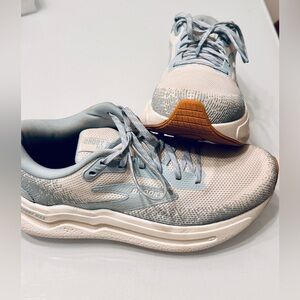 Brooks Ghost Max 2 color 163 - Coconut Milk/Winter Sky SZ 8.5